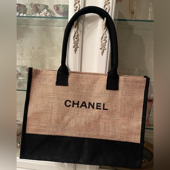Chanel VIP Tote - Picture 2 of 4